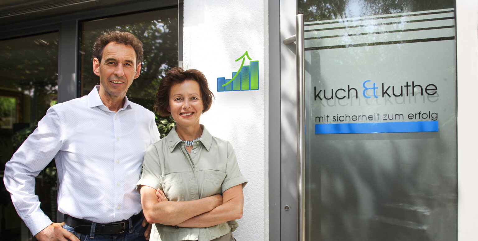 Hilde Kuch-Kuthe und Stefan Kuthe stehen bei Sonnenschein vor ihrem Büro in Blaustein.