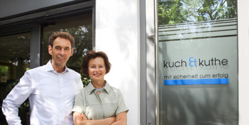 Hilde Kuch-Kuthe und Stefan Kuthe stehen bei Sonnenschein vor ihrem Büro in Blaustein.
