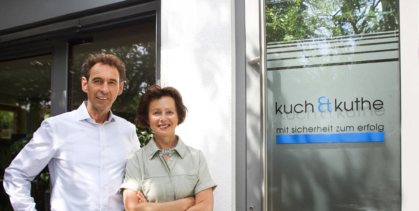 Hilde Kuch-Kuthe und Stefan Kuthe stehen bei Sonnenschein vor ihrem Büro in Blaustein.
