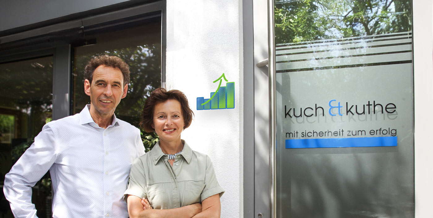 Hilde Kuch-Kuthe und Stefan Kuthe stehen bei Sonnenschein vor ihrem Büro in Blaustein.