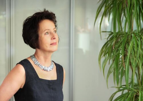Hilde Kuch-Kuthe schaut nachdenklich in den Raum.