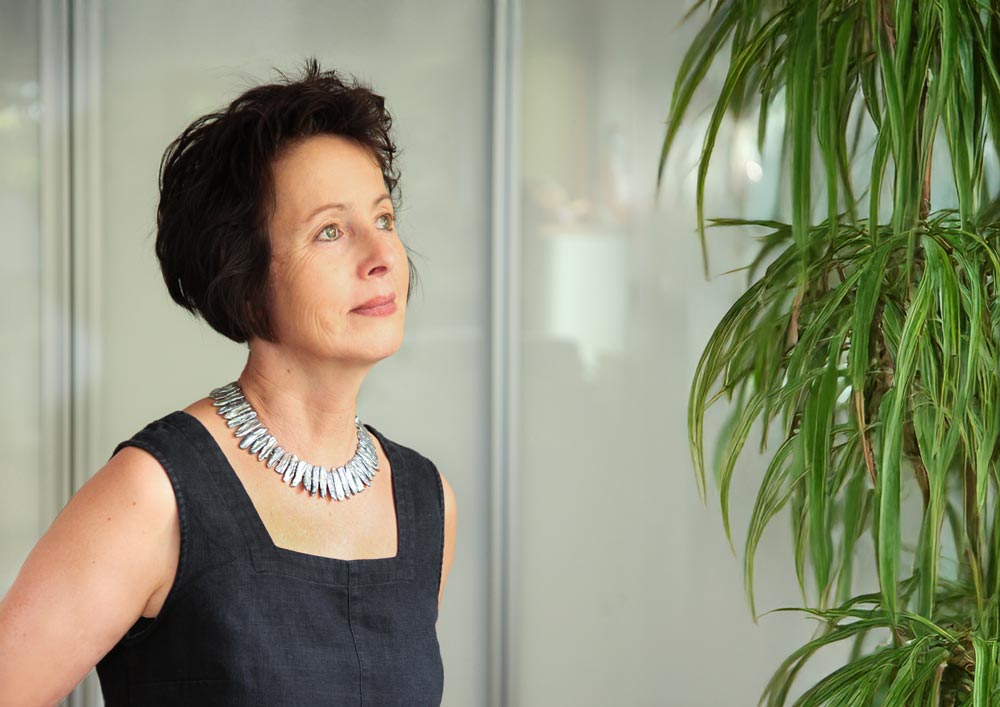 Hilde Kuch-Kuthe schaut nachdenklich in den Raum.